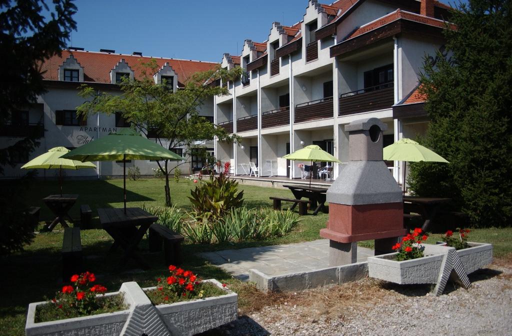 Siesta Club Apartman Harkány Esterno foto