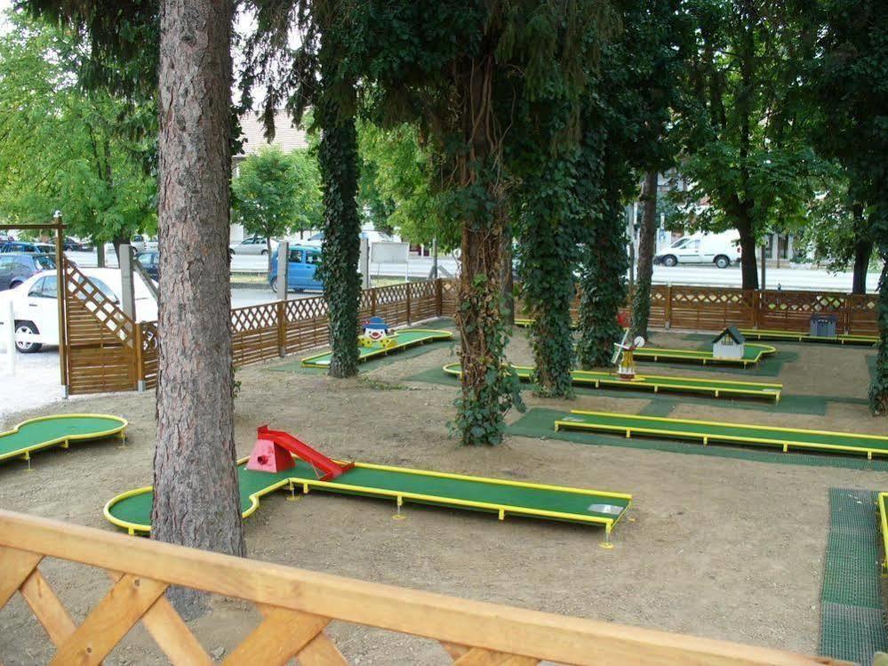 Siesta Club Apartman Harkány Esterno foto